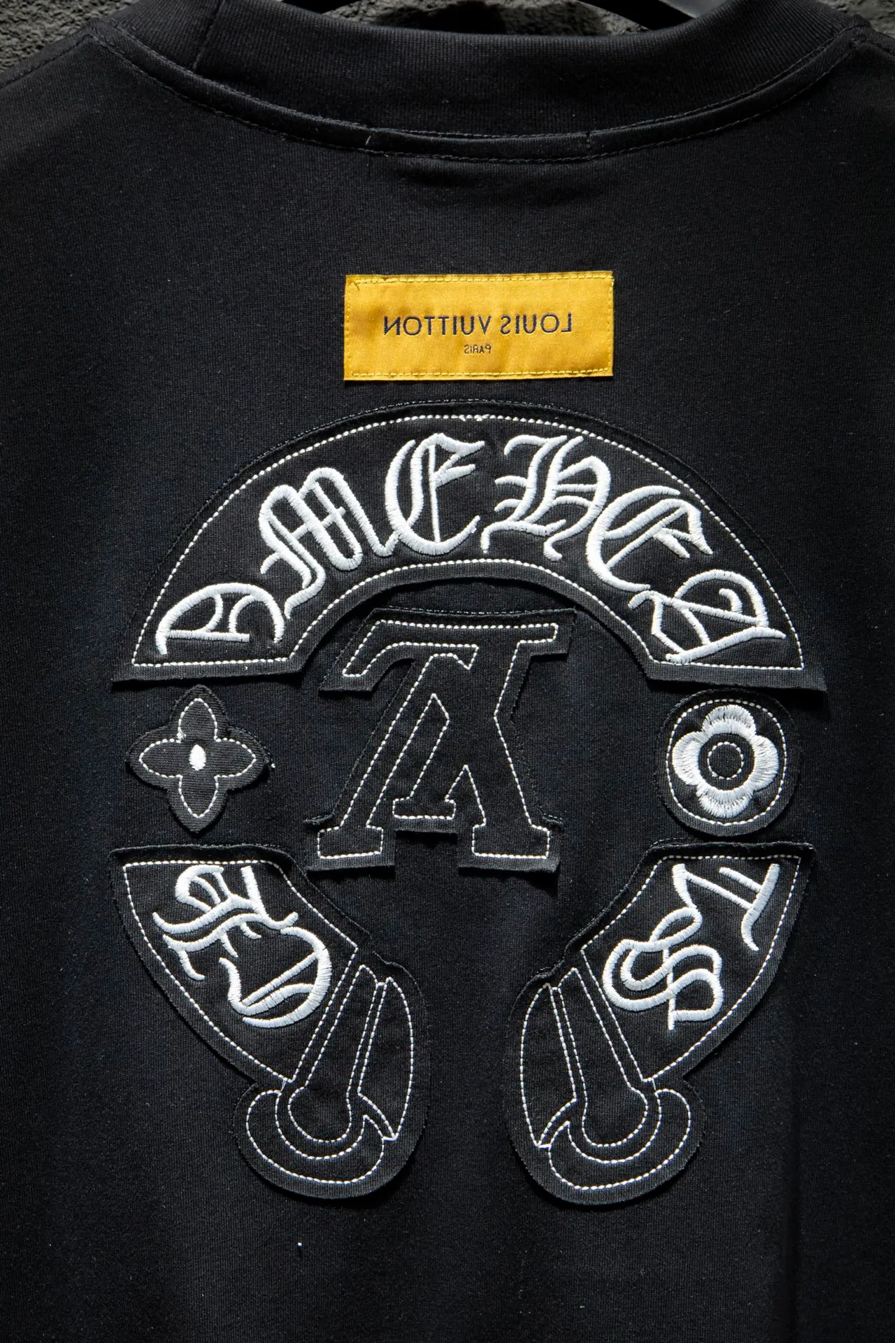 P160 🆕Chrome Hearts os version is really charming and Chrome Hearts is really a must-have. Each season's new version is made to the extreme. It is very practical and can be worn casually. Nice✔️ - ⚠️100% cotton. It is made of 32-count double yarn, 260-gram weight fabric and imported knitted carded cotton. It has moderate thickness, drape and contour, and the upper body is comfortable! ! It is very tolerant to fat body types and can instantly lose five pounds after wearing it!  Front panel #Back panel Simple elements# Artistic arrangement of English letters. Imported Tajima high-density heavy-duty embroidery technology. The font is three-dimensional and full. The letters are adjusted according to the original details and imported machine embroidery. The thickness is moderate. Handmade elements are added to the body, which greatly increases the interest of the clothing; unique visual effects. After special fraying effect treatment, a unique distressed effect is formed. An irregular hem is added to the version. This year, Crow Heart is focusing on the version. In the past two years, the oversize version has become the focus of the trend. It has also been a popular staple in the past two years. The change of designers has made this brand an instant hit. The progressive fashion of the times also needs the blood impact of fresh elements and trendy designs in order to continue its glory! It’s stylish both inside and outside, a must-have for high street travel! An absolute "eye-catching style" that can match couples 💏 Color: Black White Size: S M L XL